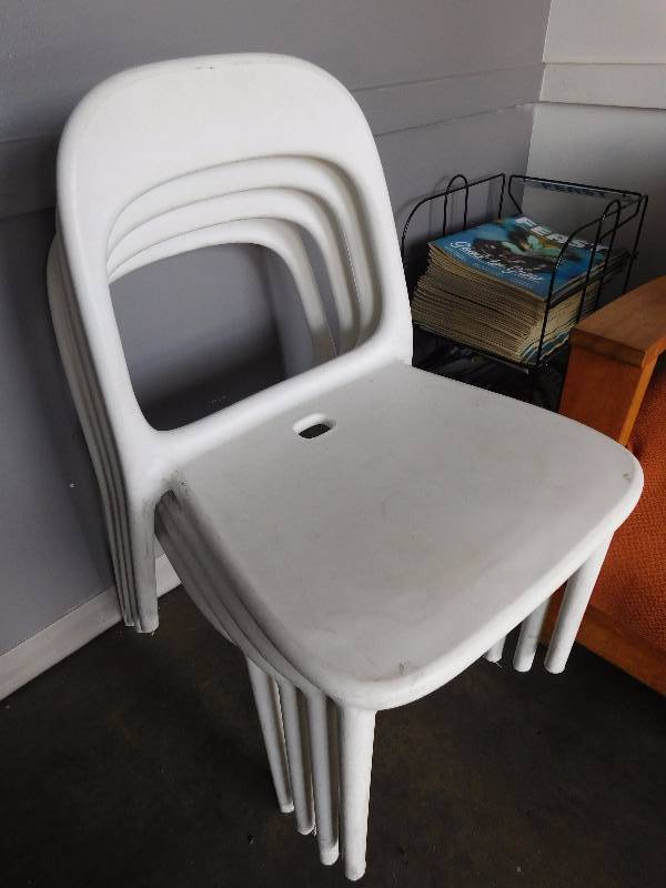 lot 307 image: 4 Molded Plastic Chairs