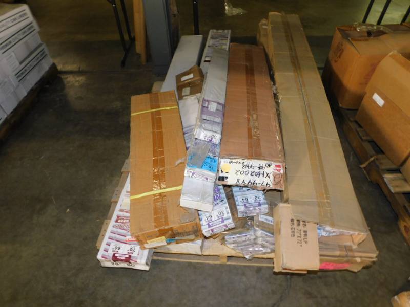 lot 5102 image: Very Large Lot of Misc Window Blinds