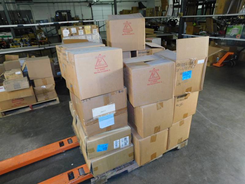 lot 5110 image: Very Large Lot of Spray Bottles With Sprayers  Plus Misc