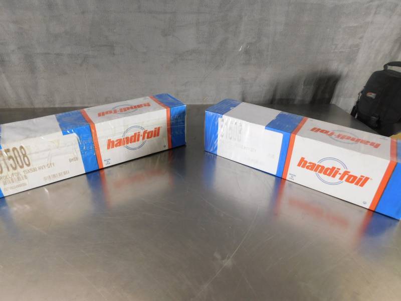 lot 5097 image: 2 Rolls of Handi Foil 15 x 500 Foil