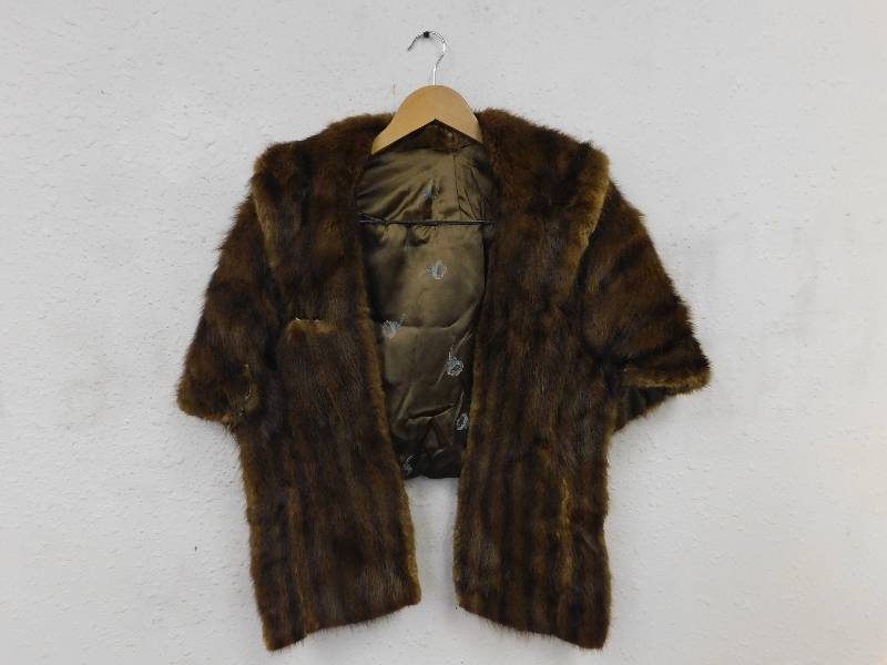 lot 9187 image: Genuine Antique SEARS Roebuck Kerrybrooke Is Fashion Brand Fur Coat.
