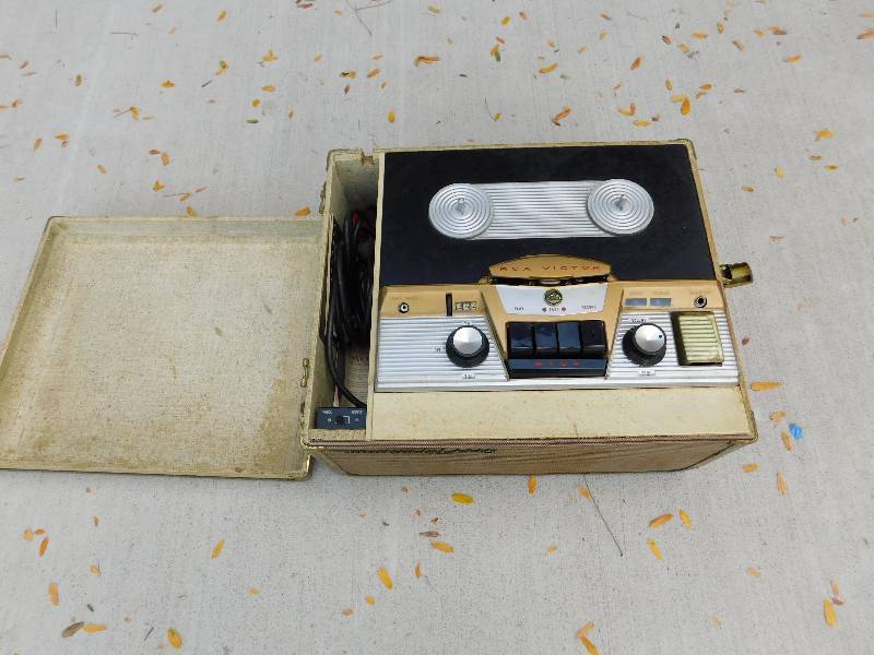lot 8284 image: (Antique) New Orthophonic High Fidelity RCA Victor.