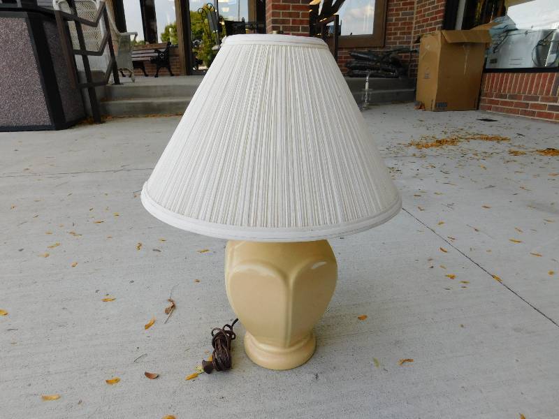 lot 8290 image: 21 Glass or Ceramic Lamp.