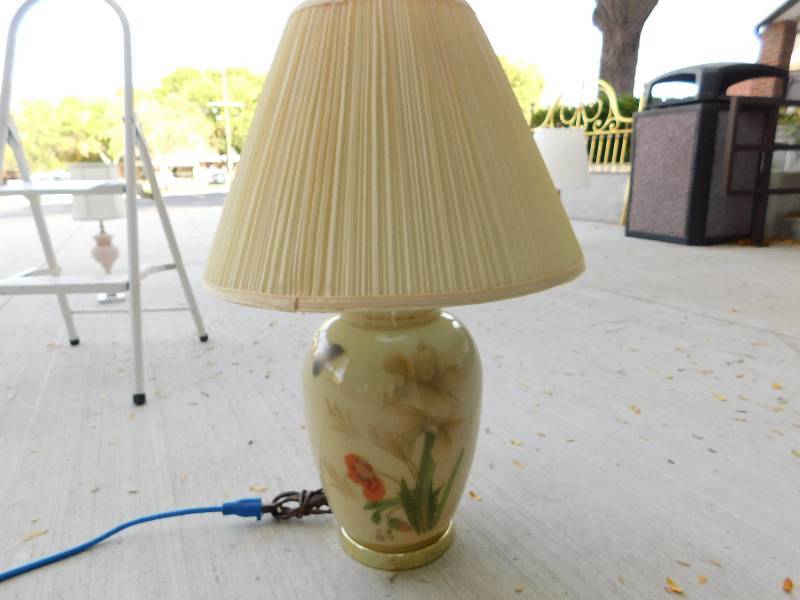lot 8291 image: 28 Glass or Ceramic Lamp.