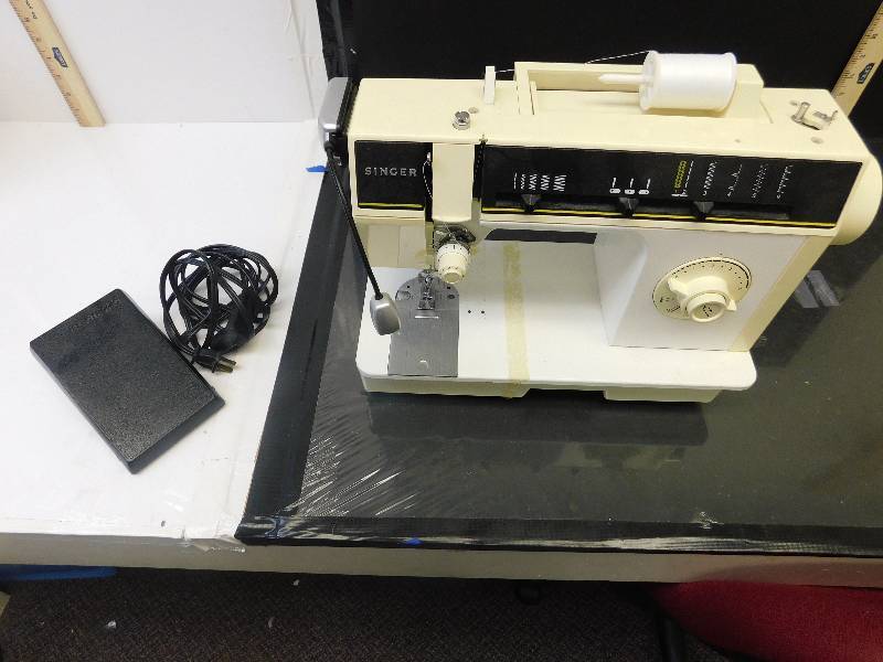 lot 8004 image: Singer 120v Personal Sewing Machine. Works