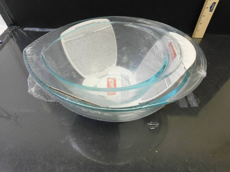 lot 8008 image: 2 Piece Pyrex Teardrop Bowls. NEW IN PLASTIC