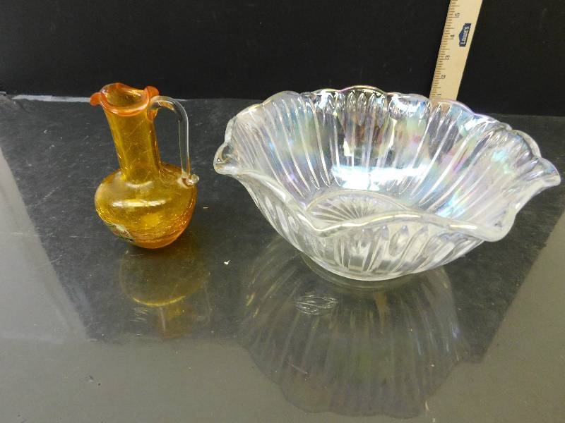 lot 8015 image: 8 Flowered Octogon Pearlescent Glass Bowl.  Handcraft Pilfirm Cracker Glass Vase.