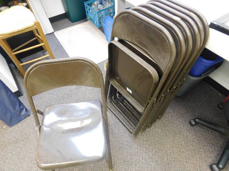 lot 8044 image: 7 Standard Metal Folding Chairs.