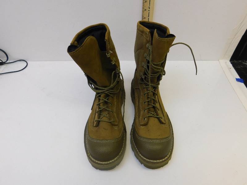 lot 8101 image: USMC Womans Vibram BATES Brand Jungle Combat Boots.
