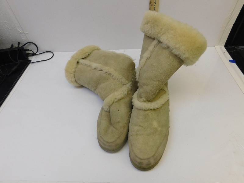 lot 8103 image: Womans UGG Sundance 2 Pair of Boots.
