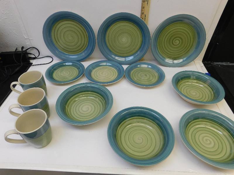 lot 8106 image: 3 Place Setting Pier 1 Imports Kitchware Set.
