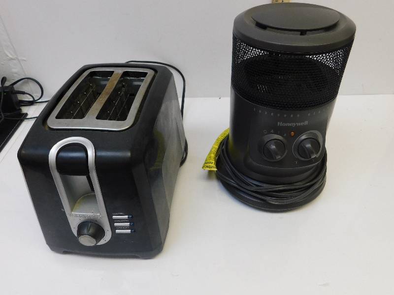 lot 8109 image: Black ad Decker Toaster & Honeywell Space Heater.