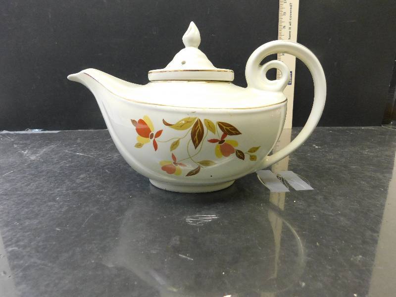 lot 8147 image: HALLs Superior Quality Kitchenware.  Genie Lamp Inspired Tea Pot Infuser w Lid.