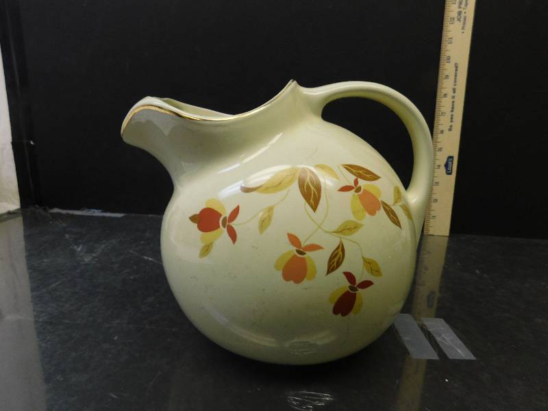 lot 8150 image: HALLs Superior Quality Kitchenware.  Handled Water Pitcher w Ice Stopper.