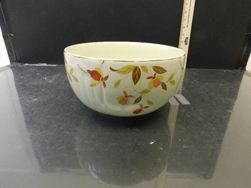 lot 8157 image: HALLs Superior Quality Kitchenware.  Large Mixing Bowl.