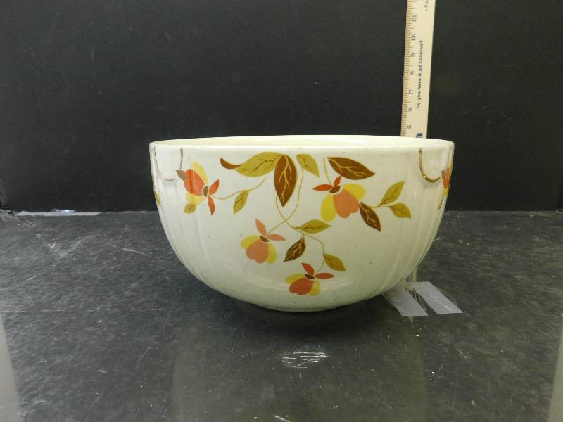 lot 8159 image: HALLs Superior Quality Kitchenware.  Large Mixing Bowl or Popcorn Bowl.
