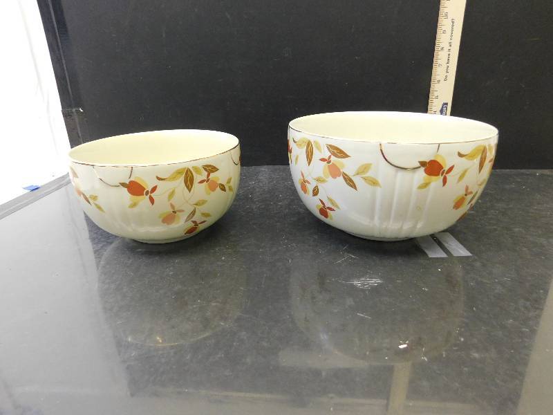 lot 8161 image: HALLs Superior Quality Kitchenware.  2 Large Mixing or Popcorn Bowls.