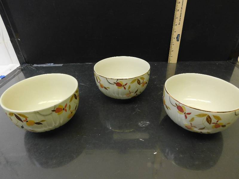 lot 8162 image: HALLs Superior Quality Kitchenware.  3 Large Mixing or Popcorn Bowls.