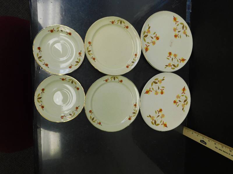 lot 8169 image: HALLs Superior Quality Kitchenware.  6 Plates. 2 Saucers  2 Dinner  2 Chop Plates.
