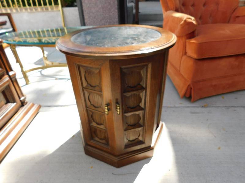 lot 8258 image: 21 T, 18.5 R. Circle Top w Octogon Base. Removeable Glass Top Storage Table.