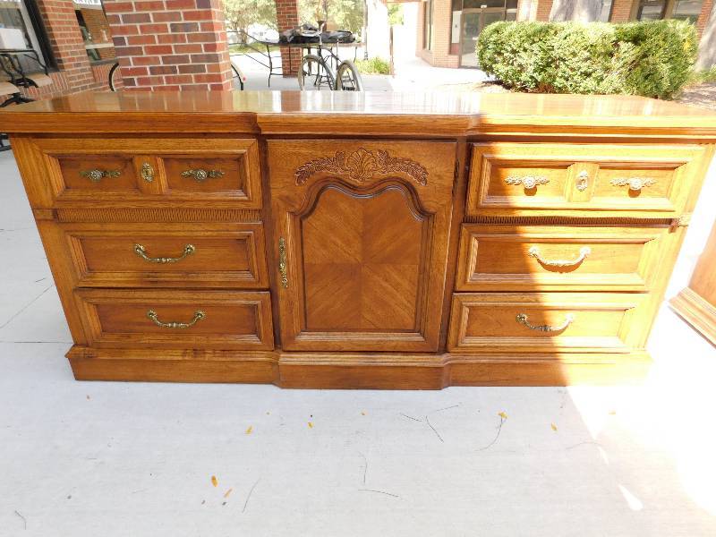 lot 8259 image: 32 T, 70 L, 18 D  19 Stanley Dresser Lip in Center w Large Tri Folding Mirror.