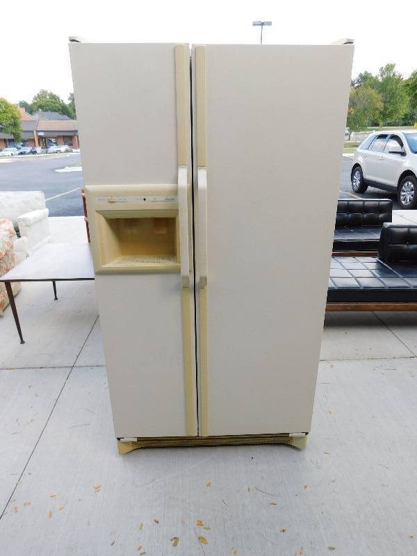 lot 8266 image: Amana Refridgerator. Everything Works.