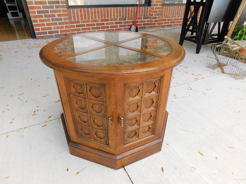 lot 8267 image: 20 T, 26 Round. 4 Piece Glass Insert Storage Table.