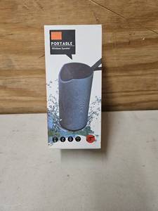 lot 409 image: camouflage portable Bluetooth speaker