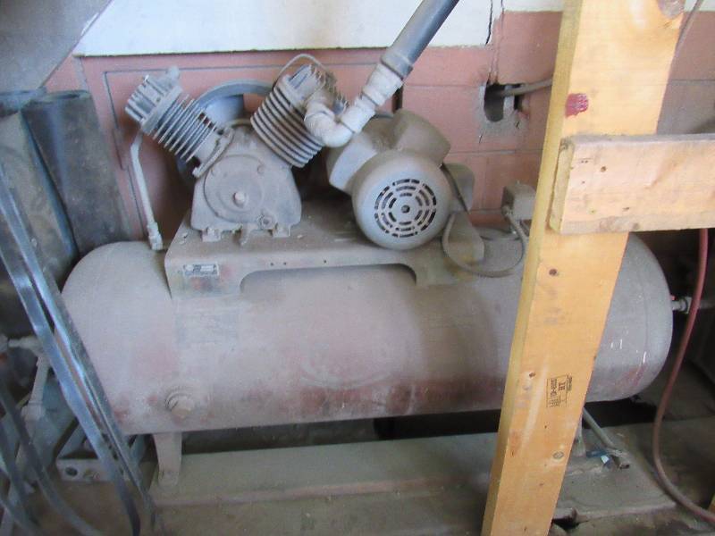 lot 4636 image: Champion Shop Size Air Compressor