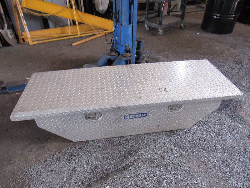 lot 4640 image: Kobalt Small Pickup Single-Door Aluminum Toolbox