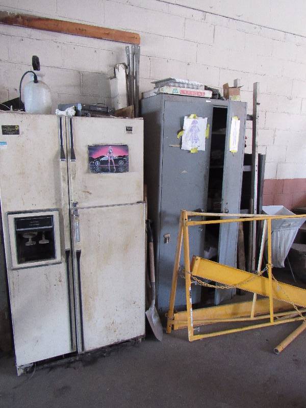 lot 4641 image: Whirlpool Refrigerator With Lyon Shelf