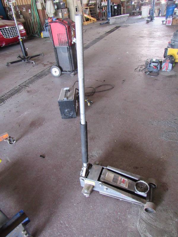lot 4648 image: Pittsburg 3-Ton Floor Jack
