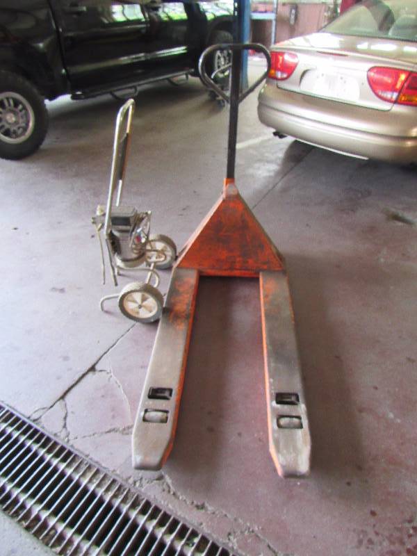 lot 4650 image: Speed Aire Airless Paint Sprayer And Global Pallet Jack