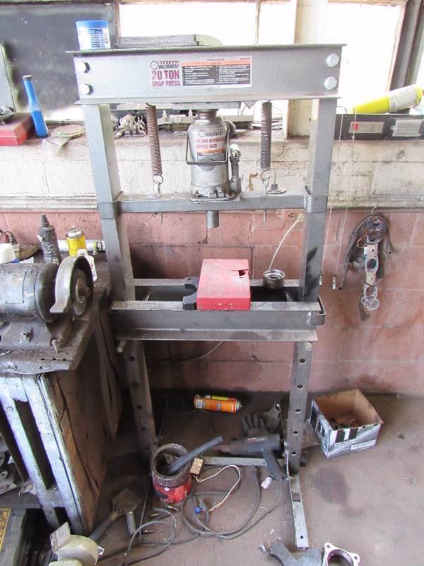 lot 4654 image: Central Machinery 20-Pound Shop Press