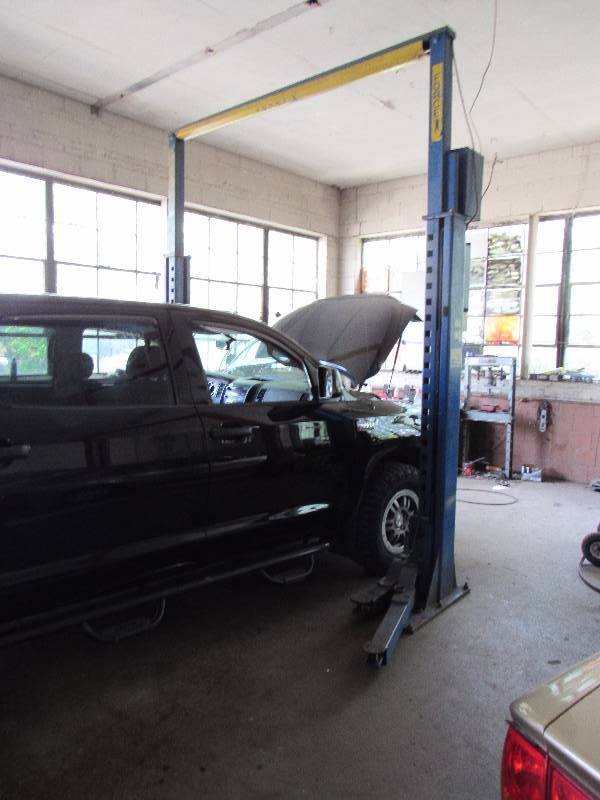 lot 4668 image: Force 1 2-Post Hydraulic Car Lift