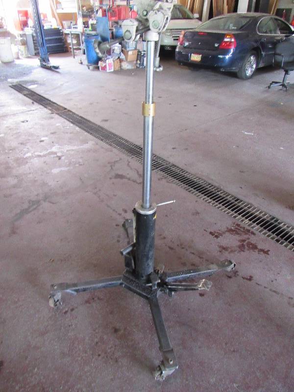 lot 4651 image: 1000 Pound Telescopic Transmission Jack