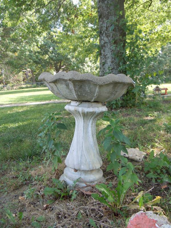lot 682 image: Bird Bath