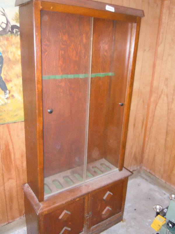lot 812 image: Antique Gun Cabinet