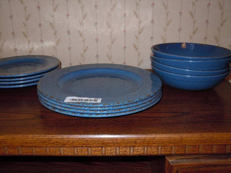 lot 818 image: Lot of Dishware
