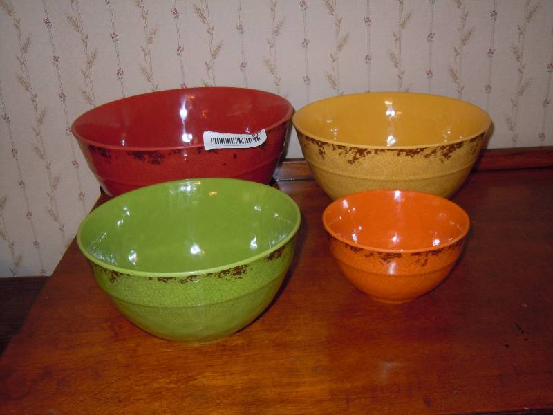 lot 817 image: Lot of Multicolored Bowls