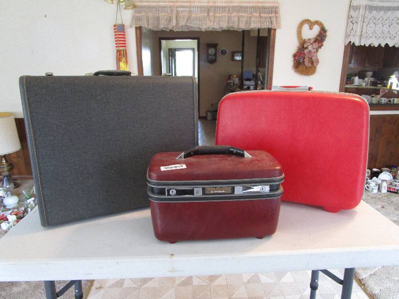 lot 513 image: Lot of Vintage Suitcases