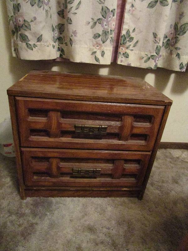 lot 521 image: Nightstand