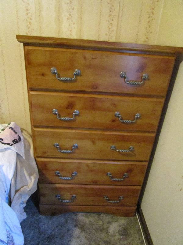 lot 523 image: Chest of Drawers
