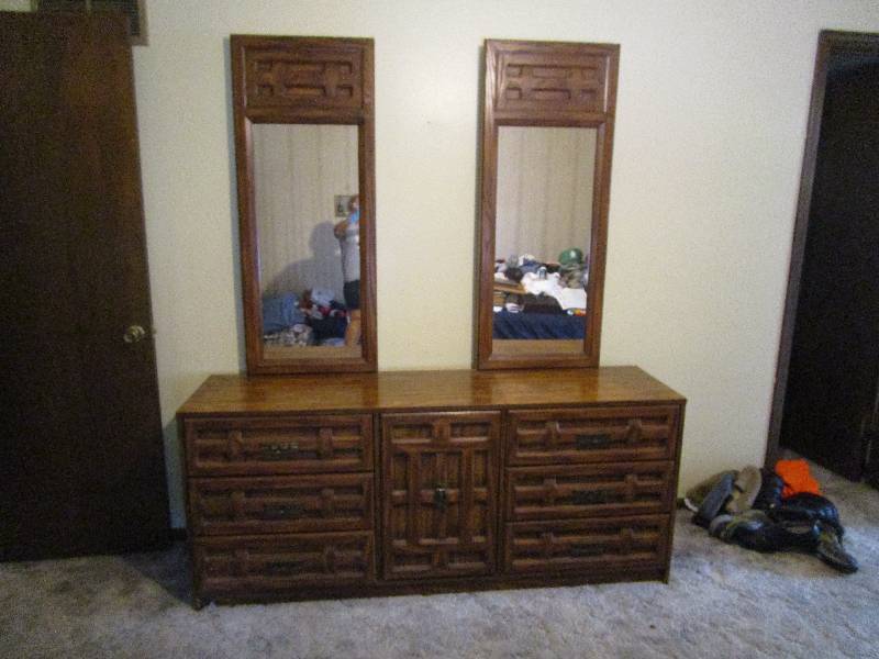lot 524 image: Dresser with 2 Mirrors