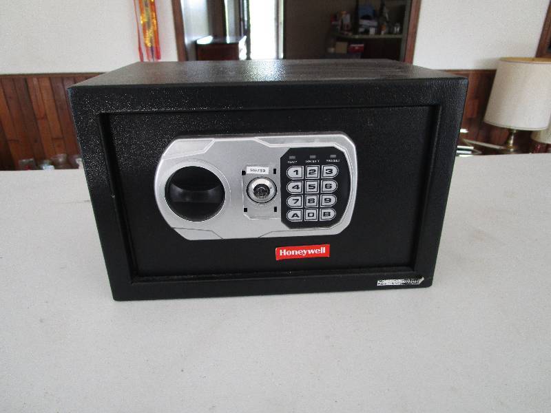 lot 749 image: Honeywell Safe with combo