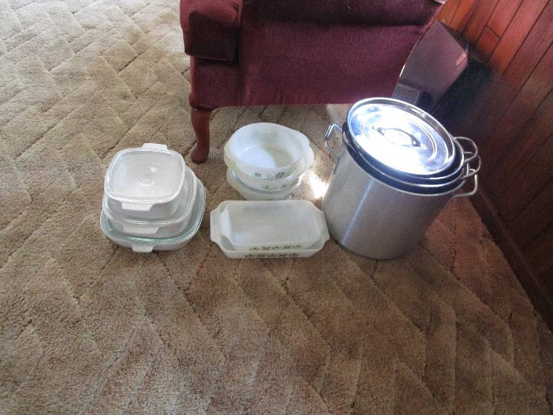lot 743 image: Lot of Dishware