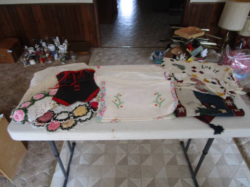 lot 644 image: Lot of Placemats and more
