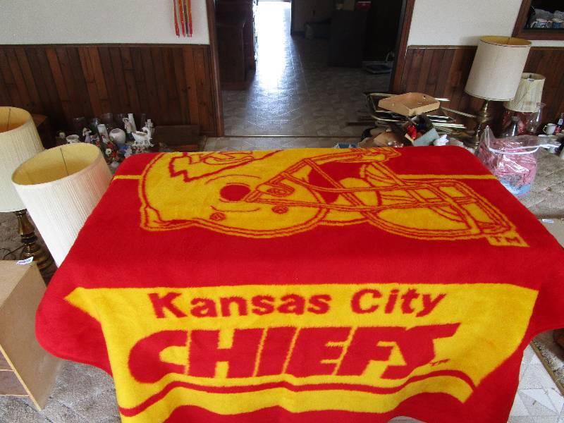 lot 637 image: Fleece Chiefs Blanket