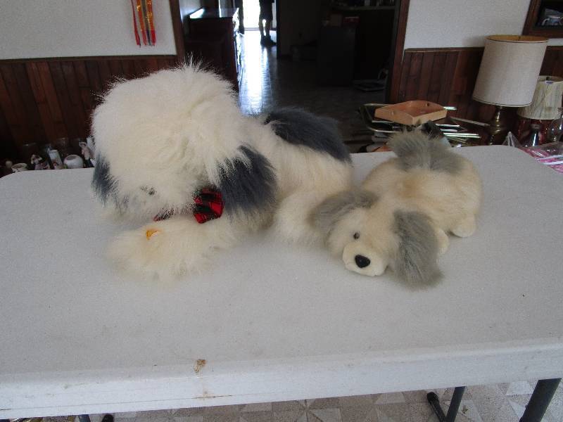 lot 636 image: Pair of Stuffed Animals