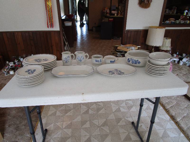 lot 621 image: Lot of Pfaltzcraft Dishes